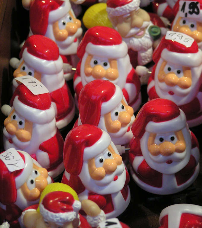 5199_Pc200048 Angebot Weihnachtsmarkt - Weihnachtsmänner aus Plastik mit Preisschild. | Adventszeit  in Hamburg - Weihnachtsmarkt - VOL. 2